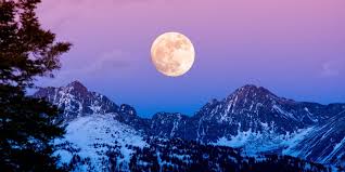 Ce que l'on appelle la nouvelle lune est donc la phase opposée, se produisant lorsque la lune se trouve exactement entre le soleil et la terre. Les Effets De La Pleine Lune Du 30 Decembre Ce Qu Il Faut Savoir Cosmopolitan Fr