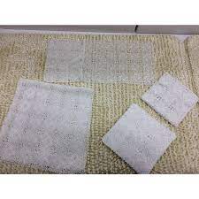 Değişik renklerde ve kalınlıkta satılan suni deriler üzeri işlenerek bakın nasıl da zarif salon örtüleri yapılmış. Goznuru 17 Parca Elisi Dantel Salon Takimi Carkifelek Modeli Fiyati