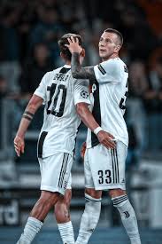 Black And White And Read All Over Juventus Pin Di Sabrina Sciannantena Su Juventus F C Calcio Calciatori Giocatori Di Calcio