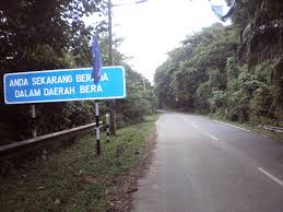 Sudarli ketua pemukiman pantai mengatakan asal usul nama pantai suing bahwa dahulu ada kisah gadis yang dipaksa akan dikawinkan dengan jejaka, tetapi si gadis tak mau, kemudian sembunyi di pantai dan dipungut berkat asihing biyung (katresnane ibu) pantai tersebut diberi nama siung. Kampung Batu Bor