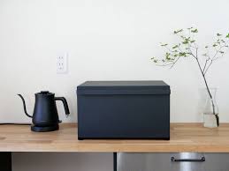 ブレッドケースで快適パンlife パンやシリアル 紅茶などをすっきりとまとめて収納できるシンプルで大容量のブレッドケース パン を美味しく保存するのはもちろん キッチンカウンターなどで雑然としがちなパンやお菓子 調味料などを隠しながら美しく保存できる収納