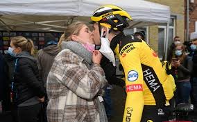 Sarah showde vandaag voor het eerst haar bolle buik. Sarah De Bie The Wife Of Wout Van Aert Is Under