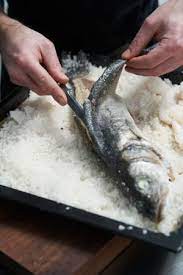 loup de mer in der salzkruste rezept fisch im salzmantel salzkruste essen