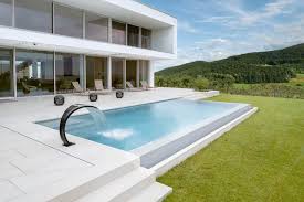 Schwimmbecken Mit Zweiseitiger Uberlaufrinne Schwimmbecken Pool Spa Pool Haus