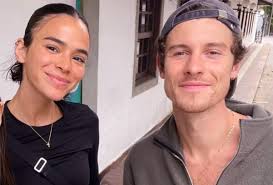 Shawn Mendes e Bruna Marquezine posam com fã em passeio no Rio de Janeiro