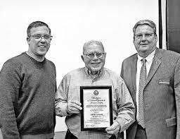 Southeastern aviation instructor receives prestigious FAA award