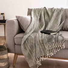 Jete En Coton Gris Et Blanc Motif Jacquard 125x150 Sur Maisons Du Monde Piochez Parmi Nos Meubles Et Objets Deco Et Faites Le White Throw Blanket Grey Cotton