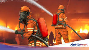 Petugas pemadam kebakaran selain terlatih menyelamatkan korban dari kebakaran atau melakukan. Permukiman Di Pademangan Jakut Kebakaran 19 Unit Damkar Dikerahkan