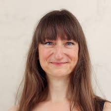 Elisa Hunter's Instagram, Twitter & Facebook