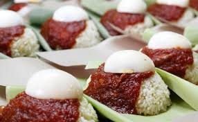 Nasilemak #malayrecipe #malayauthentic #malayfood #streetfood nasi lemak sauce bahan 1 mangkuk cili kering 5 ulas bawang. Mcdonald S Malaysia You Dah Makan The Mcdonald S Nasi Lemak Burger Meet Some Of The Nasi Lemak Sellers Who Inspired It