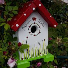 Ein Wunderschones Vogelhaus Liebevoll Mit Hochwertigen Acrylfarben Bemalt Ein Herziger Glucksbringer Von Inn Dekorative Vogelhauser Vogelhaus Vogelhaus Bemalen