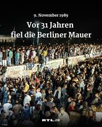 Wie lang war die berliner mauer? Punkt 12 Das Schlagwort Der Zeit Damals War Wahnsinn Tausende Menschen Pilgerten Am 9 November 1989 Zur Mauer Manche Von Ihnen Bemalten Sie Oder Hackten Stucke Heraus Sogenannte Mauerspechte Das