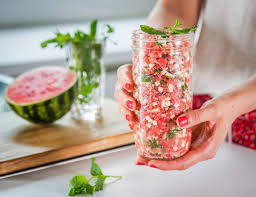 Abends spätestens gegen 20 bis 21 uhr essen und dem körper dann zwölf stunden ruhe gönnen, bevor es mit dem frühstück weitergeht aber wie so oft kommt es auf die menge und die obstsorte an. Rezept Wassermelonen Salat Mit Feta Gesund Grillen Projekt Gesund Leben