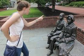 50 Times People Took Posing With Sculptures To Another Level Fun With Statues Funny Photoshop Funny Statues