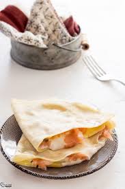 Realizzate con pochissimi ingredienti questi dovranno essere di qualità e freschissimi; Crepes Al Salmone Ricetta Crespelle Al Salmone Piatto Cremoso Gusto Salmone Ricette Crepes Ricette Crepes Salate Ricetta Ricette Idee Alimentari Crespelle