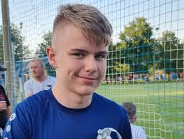 Unser Torjäger Collin Werner wurde heute in der Halbzeitpause des  Eröffnungsspiels der Senioren KOL Erfurt Sömmerda als bester Torschütze (25  Treffer) der D-Junioren Kreisliga St. 2 ausgezeichnet. Mit der Mannschaft  feierte er