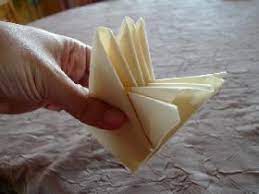 Pour épater vos invités, décorez votre table avec des serviettes joliment pliées. Pliage Serviette Demi Etoile Gamboahinestrosa