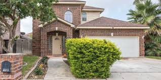 Located In Emerald Valley At Perez This Home Offers 3 Full Bedrooms And 2 5 Baths A Welcoming Living Room A Cook Frien Big Backyard One Story Homes Backyard