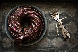 Die schokolade reiben und bei seite stellen! Rotwein Gugelhupf Mit Schokoladenguss Seelenschmeichelei