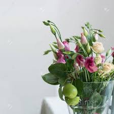 Rosa chiaro, poco vigorosa e poco rustica. Immagini Stock Rosa E Fiori Bianchi Lisianthus Mazzo In Un Vaso Di Vetro Sul Tavolo Stretto Profondita Di Campo Con Spazio Di Copia Image 30146783