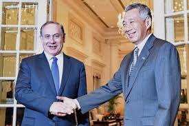 Singapura dan malaysia di jajah inggris, sedangkan indonesia oleh belanda, jadi singapura tak ada hubungan dengan indonesia tetapi ada dengan malaysia. Hubungan Perdagangan Malaysia Dengan Singapura Ranc Akbana