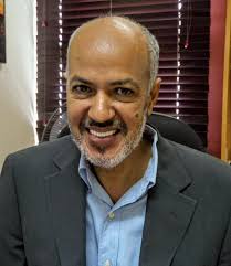 Hoy está de fiesta de cumpleaños el director del departamento de Cultura  Barrial, el poeta y escritor Tomás Castro Burdiez. Muchas felicidades para  él en su día.