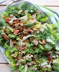 Salade Cesar Vegan Avec Tofu Fume Croustillant Tofu Salad Lunch Salads Salad Recipes