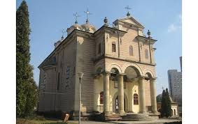Biserica mai este cunoscută şi sub numele de „biserica dintre brazi. Sf Apostoli Petru Si Pavel Biserici Si Manastiri Nunta Iasi