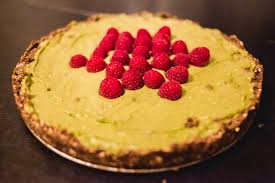 Remove from pan and place on a large plate. Zitroniger Avocadokuchen Vegan Guerilla