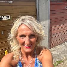 I feel like singing Christmas songs today. So here goes 🎙️ Twinkle,  twinkle little star 🌟 Point me to the nearest bar 🥂😂😂😂😂 Santé 🥂 x x