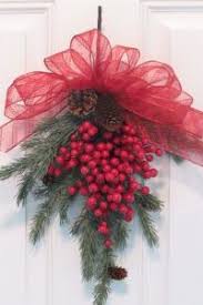 Decorare La Porta D Ingresso A Natale Ecco 15 Idee Per Ispirarvi Decorazioni Natalizie Della Veranda Ghirlande Di Natale Festoni Di Natale E Ornamento Di Natale