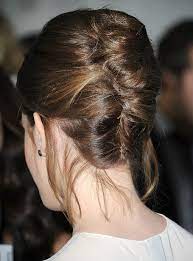 Emma Watson Avec Un Chignon Banane Coiffure Banane Chignons Banane Mariage Coiffures Emma Watson