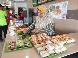 Sehinggakan ada sesetengah orang berjalan dengan tujuan mencari makanan best sahaja atau dipanggil 'food hunter'. Wanderlust Dj Kedai Makan Sate 7 Pagi Serdang