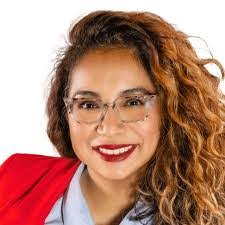 Elizabeth Amor's Instagram, Twitter & Facebook