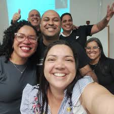 Aqui eu comecei, fiquei, fiz morada, construí laços, me deixei cativar e  ajudo a construir várias histórias de superação. Aqui é meu lugar.  @escola_10deagosto