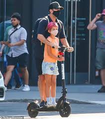 David schwimmer, the star of friends, explains actor david schwimmer attends the build series to discuss #thatsharassment campaign on january 29, 2018 in new york.jim spellman / getty images. Friends Star David Schwimmer Makes A Rare Sighting With Daughter Cleo 10 Daily Mail Online