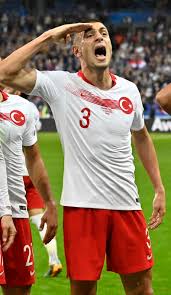 Henüz 9 yaşındayken, ilçe belediyesinin spor okuluna komşusunun oğlu sayesinde yazıldı. Pkk Gercekleri On Twitter Milli Futbolcu Merih Demiral Baska Soze Gerek Yok Ne Mutlu Turkum Diyene