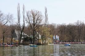 This is seehaus englischer garten am abend by stefan tischner on vimeo, the home for high quality videos and the people who love them. Datei Seehaus Biergarten Englischer Garten Muenchen 2 Jpg Wikipedia