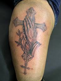 Das mit tinte und weißhöhung auf blauem grund gezeichnete bild zeigt zwei zum beten zusammengelegte hände. Tattooscout Die Grosse Tattoo Community