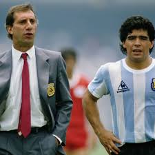 Mini bilardo oyna ve masa üzerinde bulunan topları tek tek deliklerden sokmaya çalış. No Sabe Como Los Enfermeros Evitaron Que Carlos Bilardo Sepa Del Fallecimiento De Maradona Minuto Deportes