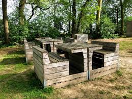 Vier traanvormige boomtenten zijn een kunstwerk van dré wapenaar. Tranendreef Borgloon Frederik Maesen