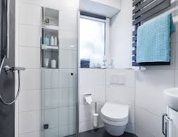 Die faltbare duschtür und ein schwenkbares #duschsystem lassen das fenster dabei immer zugänglich. Kleines Bad Mit Dusche Gestalten