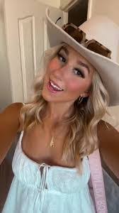 Katelyn Carl's Instagram, Twitter & Facebook