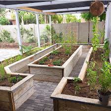 Hinterhof Behelfsmassiger Garten Sichtschutz Hinterhof Garten Garten Ideen Hinterhof Gartengestaltung Ideen