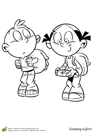 Retrouvez plus de 7 000 coloriages à imprimer, chaque coloriage est inédit. Coloriage Camping En Foret Un Petit Garcon Et Une Petite Fille Cherchent Leur Chemin Avec Une Boussole
