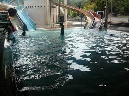 Menyadari bahwa kolam renang merupakan media dalam penularan penyakit melalui perantara air kolam renang. Foto Kolam Renang Hotel Sendang Sari Batang