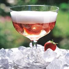 Ohne Reue Halb Gefrorene Erdbeerstuckchen Mit Martini Und Sekt Zum Rezept Erdbeer Martini Cocktail Erdbeer Cocktail Martini Bianco Rezept Cocktail