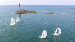 Le First 32 Tomiak Navigue Sous Spi Devant Le Phare Du Grand Jardin Dans L Estuaire De La Rance Devant Saint Malo Grand Jardin Saint Malo Et Jardins