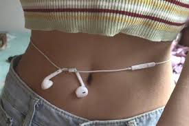 Latest Thin Is Beautiful Internet Trend In China Sees Women Tying Earphones Around Their Waist Digital China News Asiaone Goo.gl/vebcqw ¿te gusta loas cultura asiatica? tying earphones around their waist
