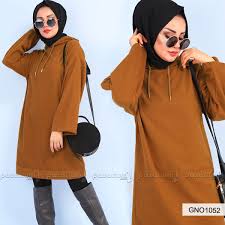 Fitilli Kumas Yapisina Sahip Olan Tunik Desensiz Ve Tek Renkli Gorunume Sahiptir Ipli Kapusona Sahip Olan Tunigin Etek Ucu Mansetlidi Moda Stilleri Moda Triko